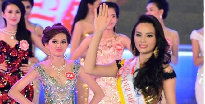 Trước đó, tại khoảnh khắc Kỳ Duyên đăng quang Hoa hậu Việt Nam, người đẹp Huỳnh Hồng Khai cũng được cho là tỏ ra 'thái độ'.